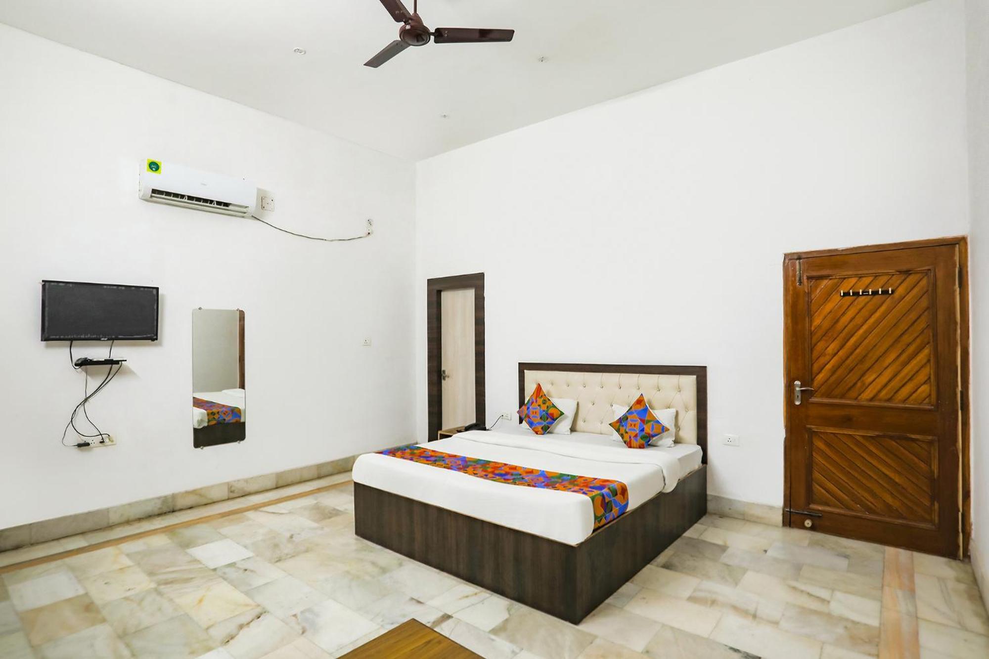 Fabexpress Prashansa Palace Varanasi Exterior photo