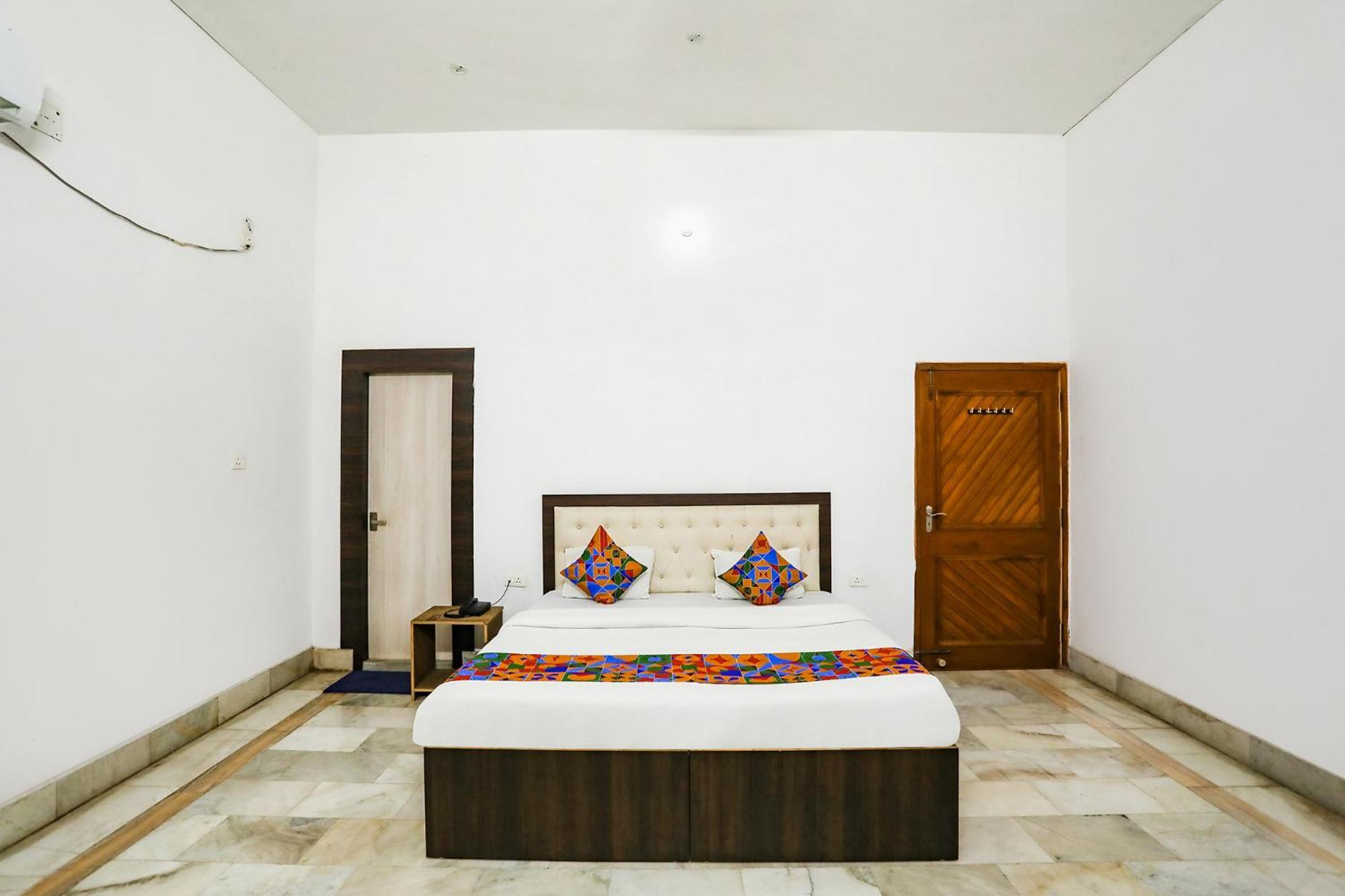 Fabexpress Prashansa Palace Varanasi Exterior photo